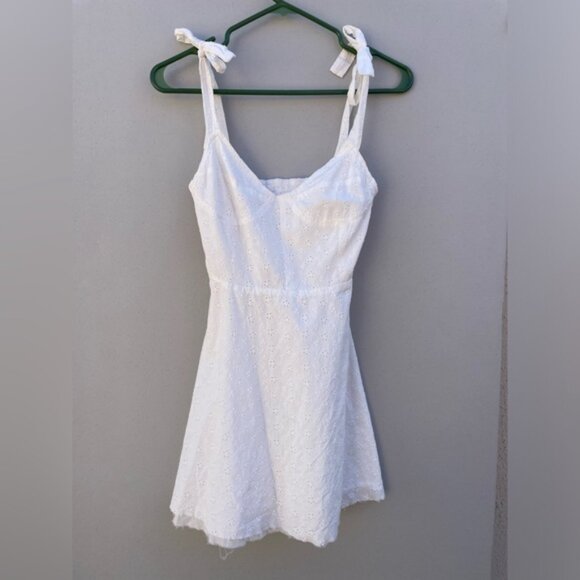 Dplus Studio White Floral Eyelet Tie Up Strap Baby Doll Dress Size Small - Picture 1 of 8